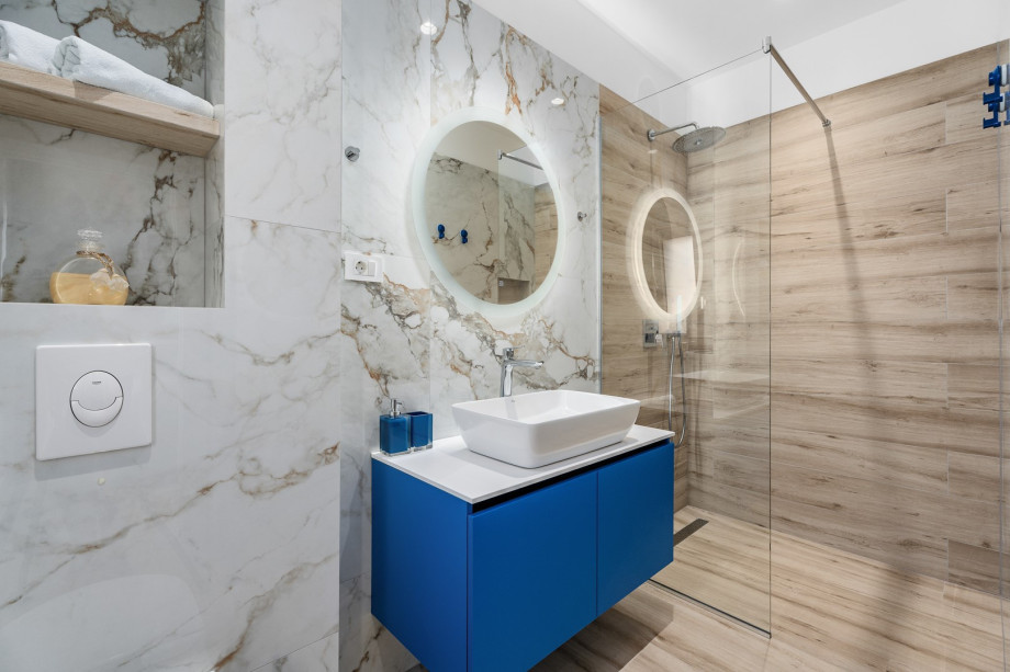 Ein eigenes Badezimmer mit Dusche, Waschbecken und Toilette