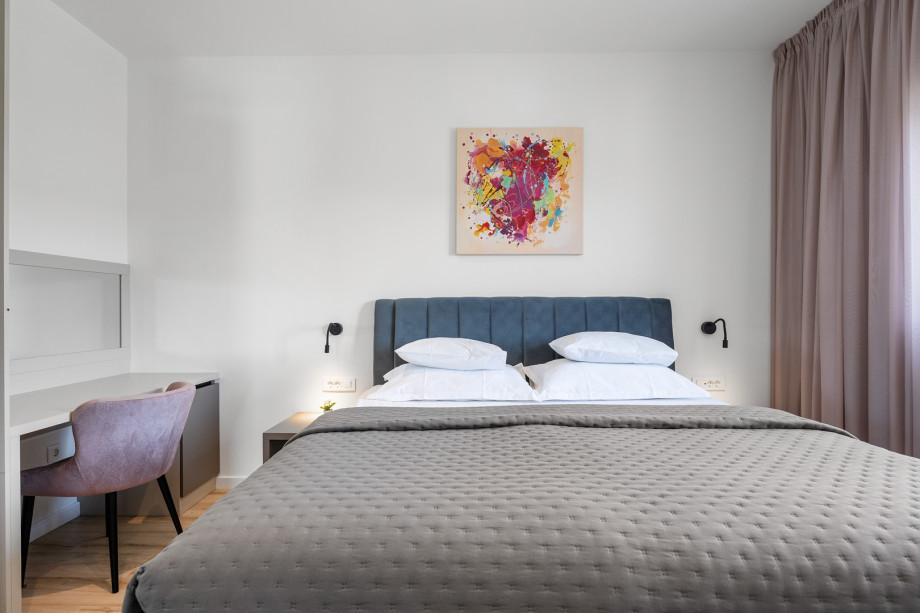 Schlafzimmer Nr. 3 spiegelt die Opulenz des ersten Schlafzimmers wider und verfügt über ein eigenes Kingsize-Bett (180 cm/200 cm).