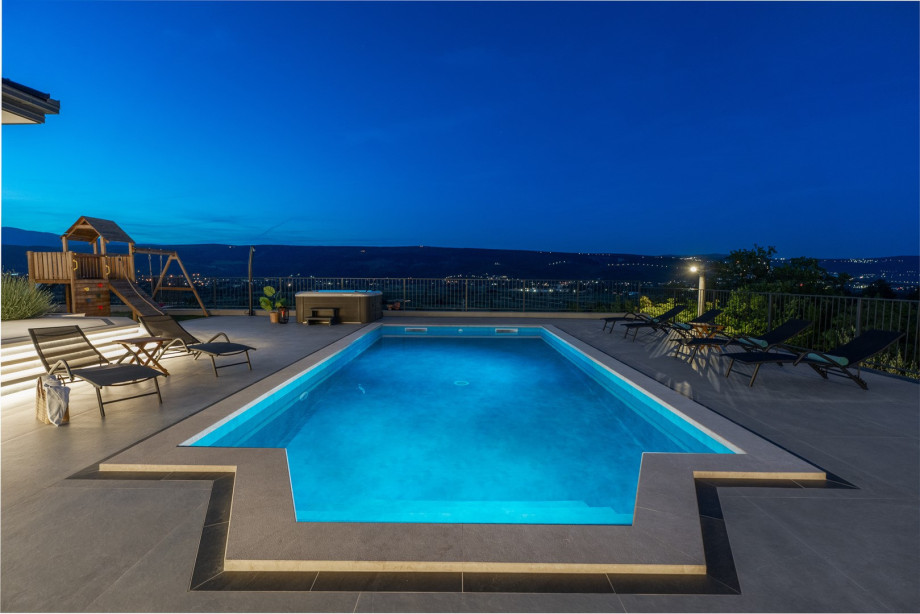 Ein privater 8 x 4 m großer Infinity-Pool