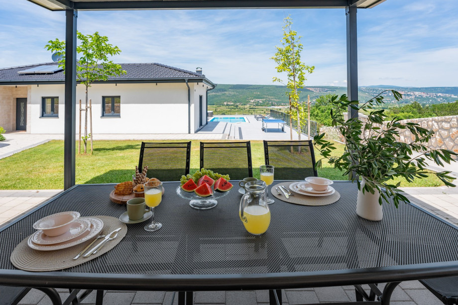 Voll ausgestatteter Grill mit allem, was ein moderner Gast für einen komfortablen Aufenthalt benötigt,