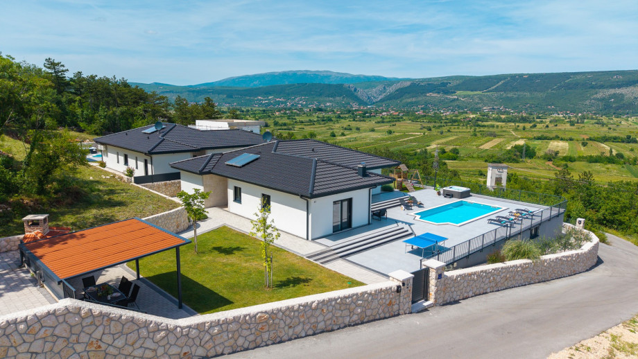 Es gibt 4 Parkplätze auf einem privaten Parkplatz gesichert, und ein Auto wird empfohlen