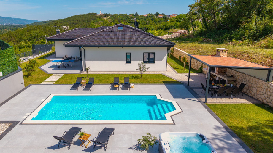 NEW! Villa Lauret 3 en-suite bedrooms, playground, Table tennis, PlayStation 5, Playhouse with slide and swing