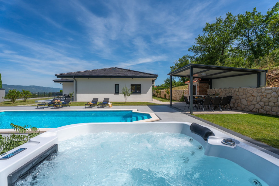 Die Villa verfügt über einen wunderbaren Entspannungsbereich mit Whirlpool