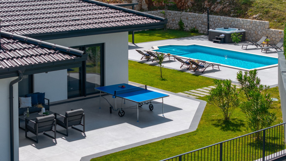 The villa is organized on the ground floor with its 155 sqm modern and nicely organized interior