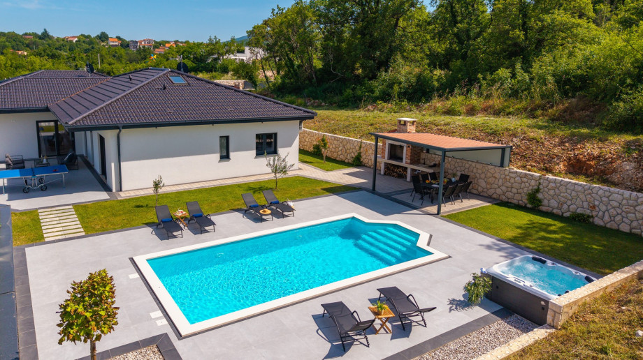 Heated swimming pool 8m x 4m with an advanced electrolysis system for crystal-clear water