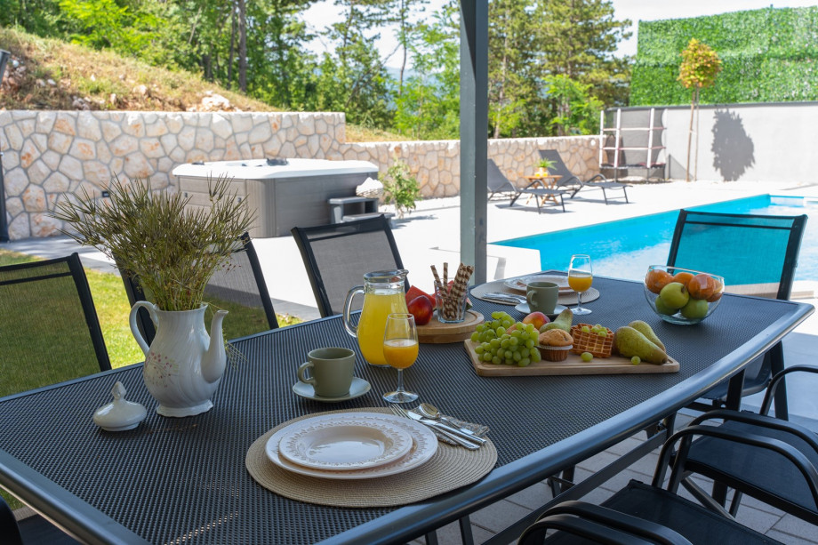 Fully equipped BBQ with all a modern guest requires for a comfortable stay,