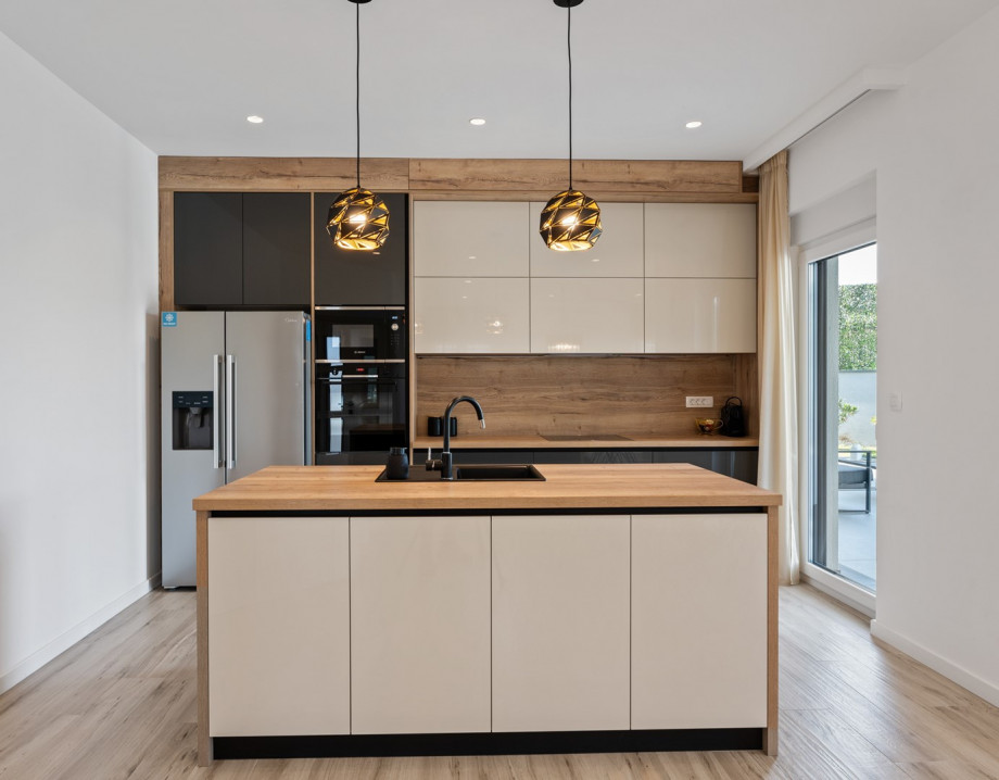 An impressive kitchen that comes fully equipped for all your cooking needs.