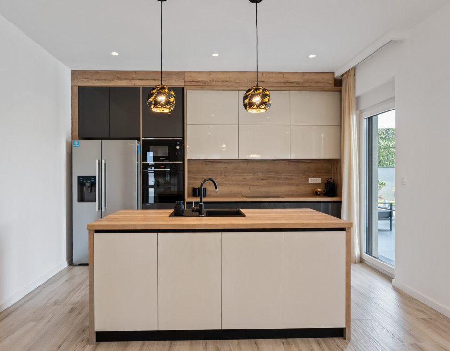 Eine beeindruckende Küche, die für alle Ihre Kochbedürfnisse voll ausgestattet ist.