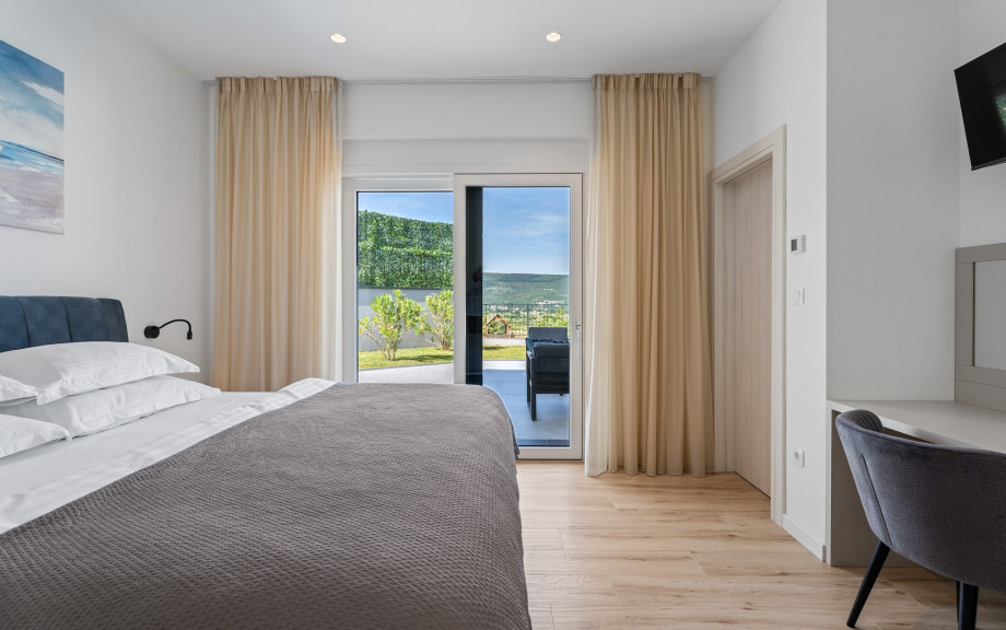 Bedroom No1 with King size bed (180x200), ensuite, A/C,TV