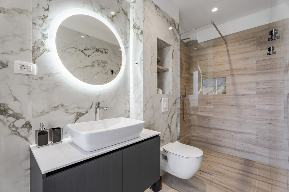 Ensuite-Badezimmer Nr. 1 mit Dusche (an Schlafzimmer Nr. 1 angeschlossen)