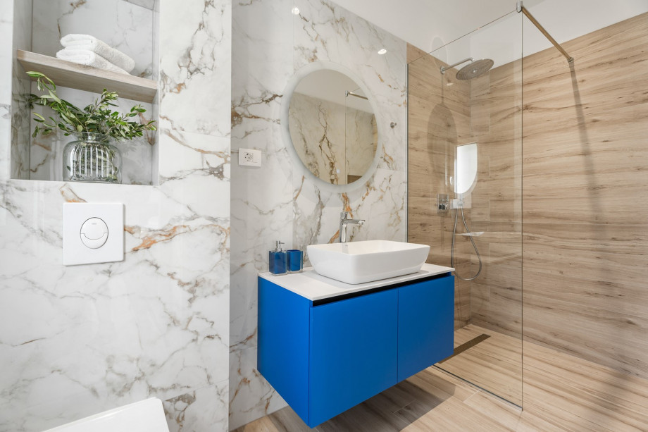 Ensuite bathroom No2 with shower, (attached to the Bedroom No2)