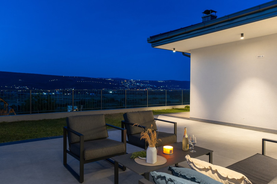 Entspannen Sie sich und genießen Sie an heißen Sommerabenden ein Glas Wein