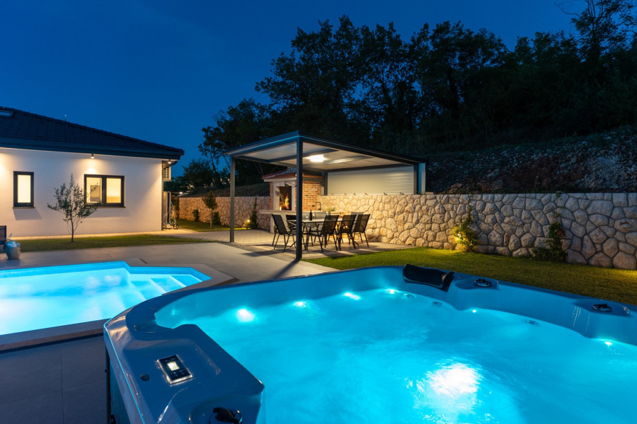 The outdoors offers a covered dining area for 8 people.
