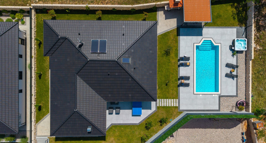 Diese Villa liegt versteckt im Dorf Grubine in der Nähe von Imotski. Fühlen Sie sich eingeladen, die Ruhe hier zu erleben