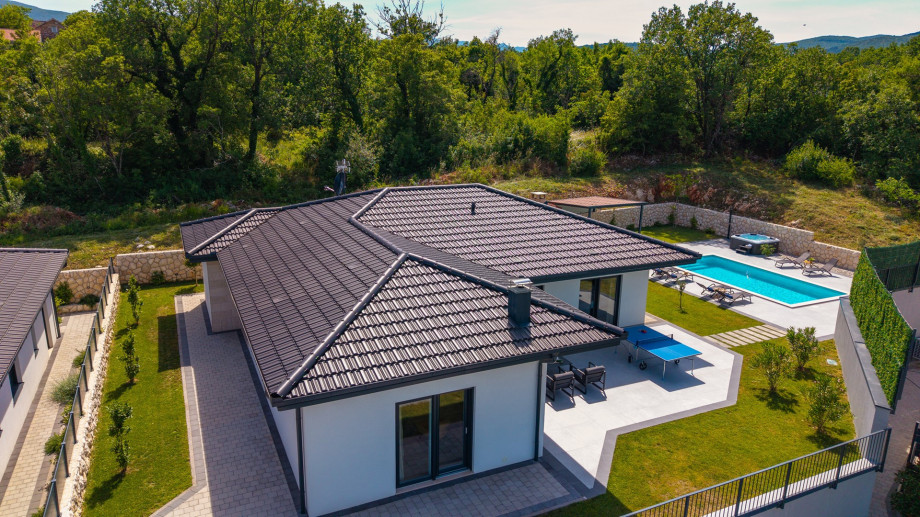 Set on a generous 1.200 square meter private plot, with 4 parking spots