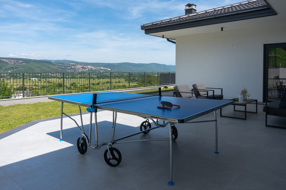 Ein kleiner Spielplatz für Ihre Kleinsten, komplett eingezäunt