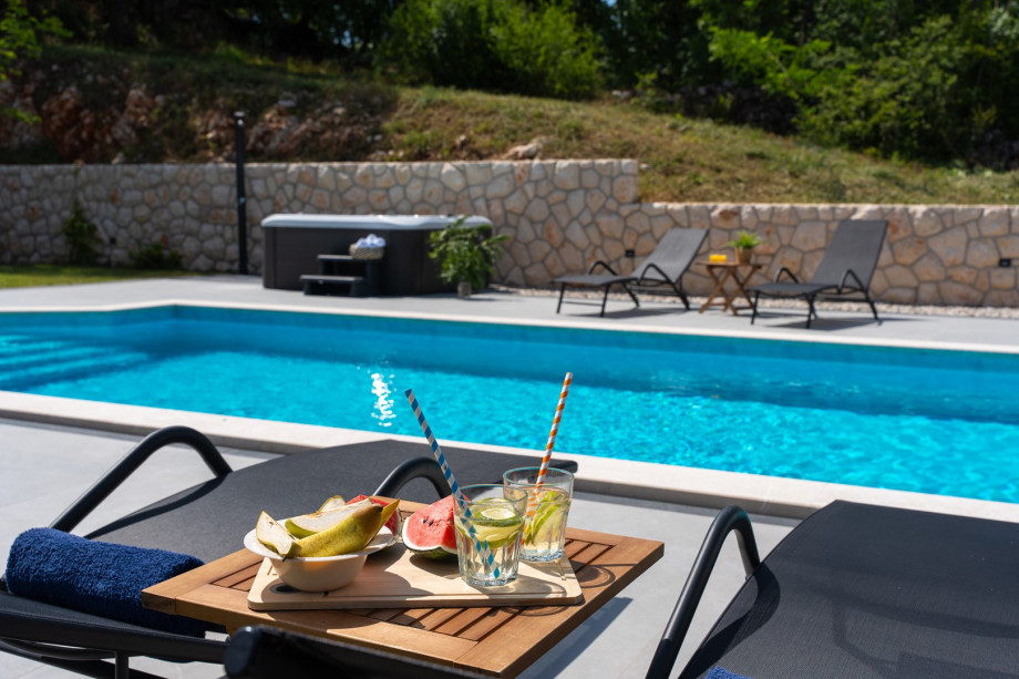 There are 6 sun loungers on the sundeck for relaxing by the pool.