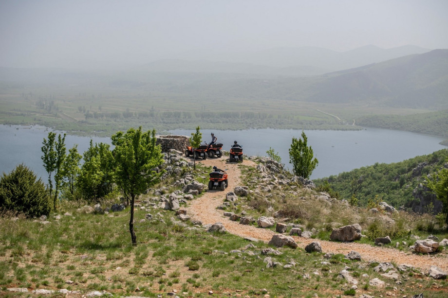 Erkunden Sie den kontinentalen Teil Dalmatiens und entdecken Sie die Seen rund um Imotski auf unterhaltsame und aufregende Weise – auf Quads!