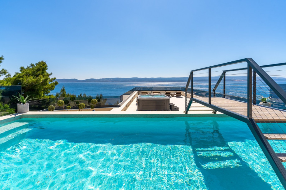 Seaview Villa Blue Lagoon with private heated pool, 2 Jacuzzies, Sauna, Media room, 6 bedrooms, beach 70m