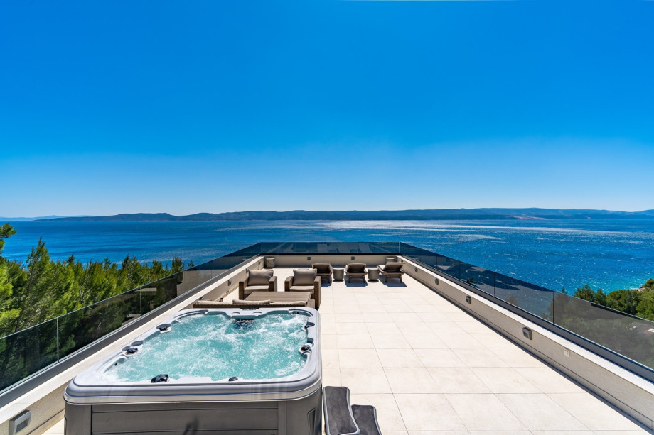 The outdoor rooftop area is fully fenced and consists a private heated swimming pool 9m x 4m and Jacuzzi