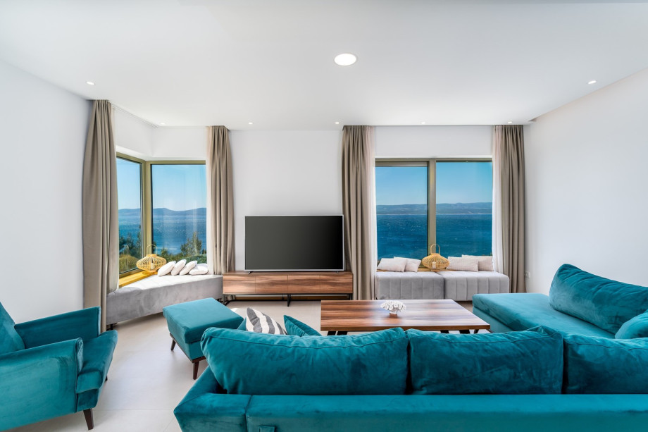 The living room offers a flat-screen TV, free WiFi, A/C and amazing sea views