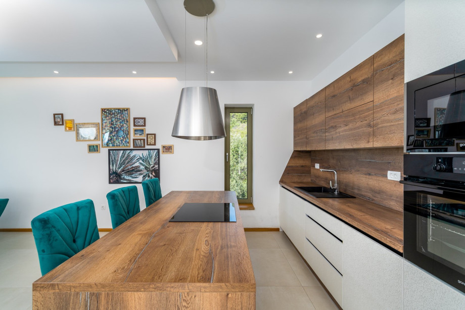 The kitchen is also equipped with a microwave, an oven, a kettle, a filter coffee maker, etc