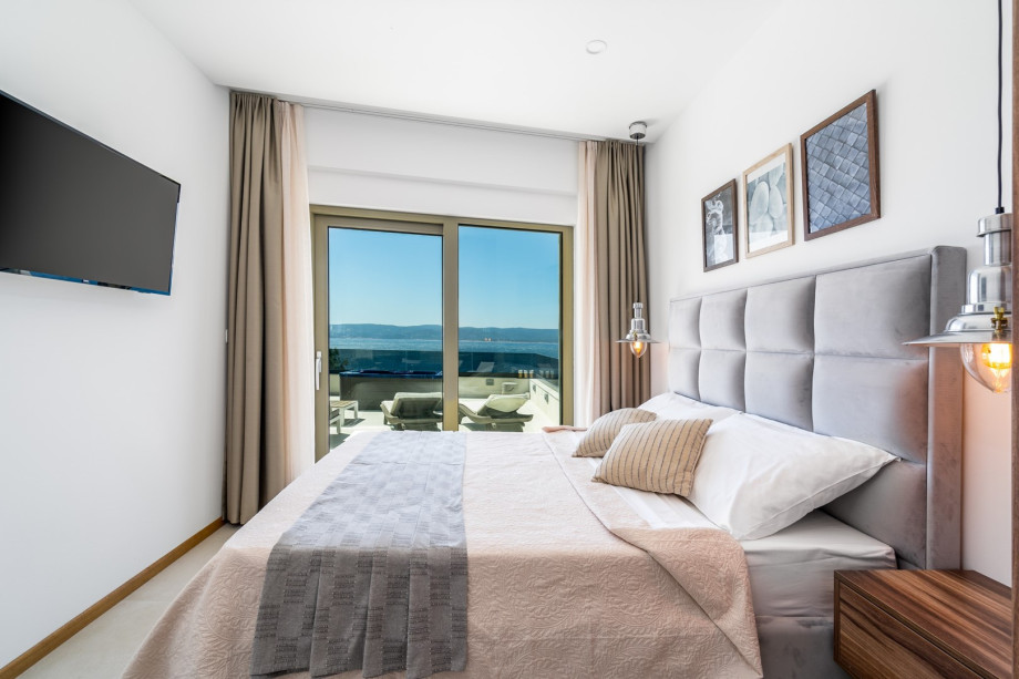 A Bedroom No1 with a double bed 160cm x 200cm, A/C