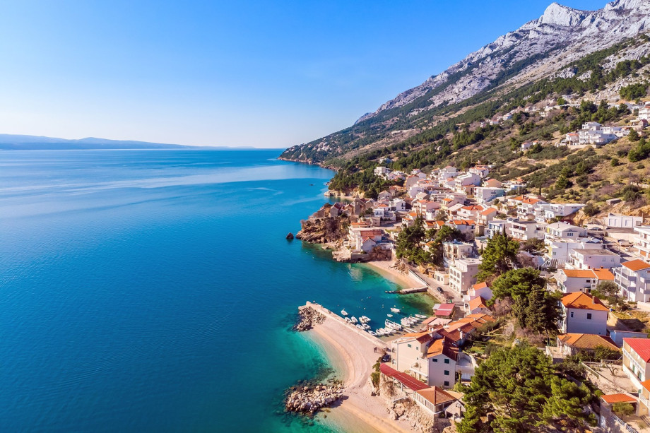 Village Pisak is a cute and typical Mediterranean center with restaurants and shops (500m) and crystal clear sea