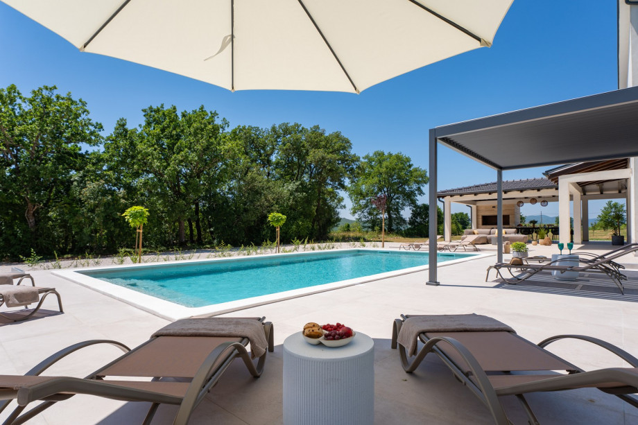 The privacy is secured and the sun deck area is not overlooked