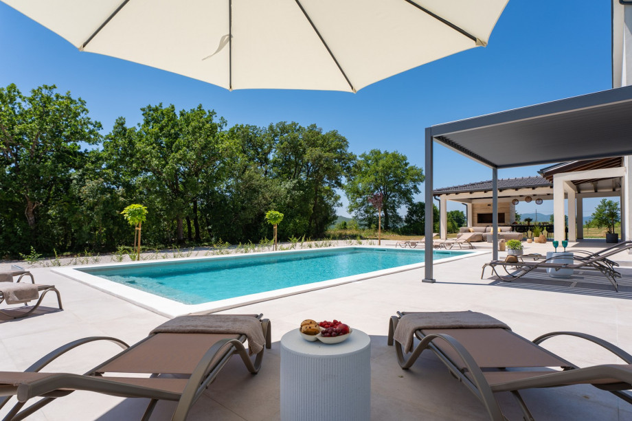 The privacy is secured and the sun deck area is not overlooked