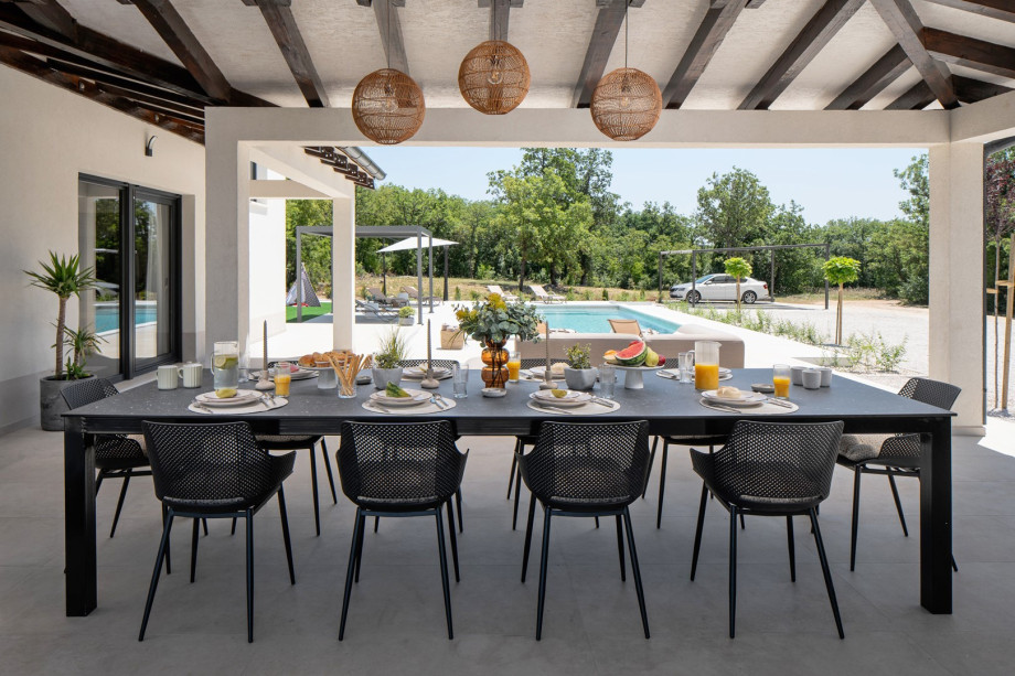 A covered dining area with a barbecue (wood and charcoal) allows for delightful al fresco meals