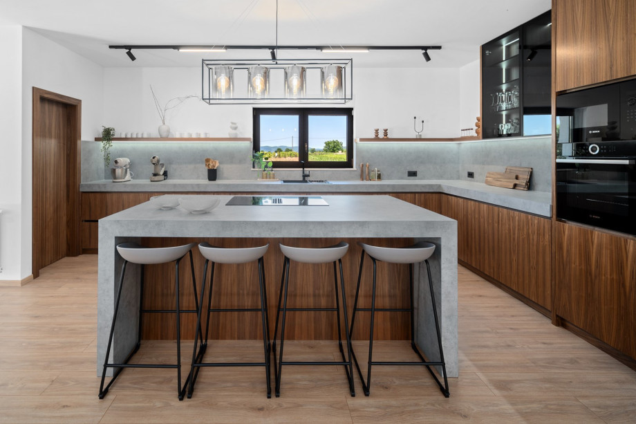 Kitchen island with 4 chairs, the perfect place to drink your morning coffee
