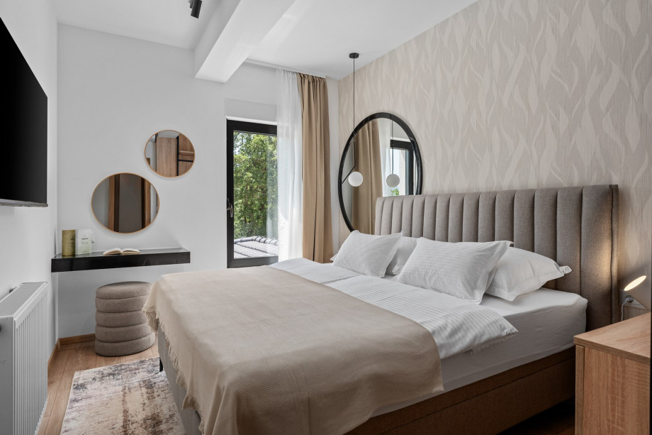 Bedroom No.2 (11sqm): King-size bed (180cm x 200cm), TV, air conditioning