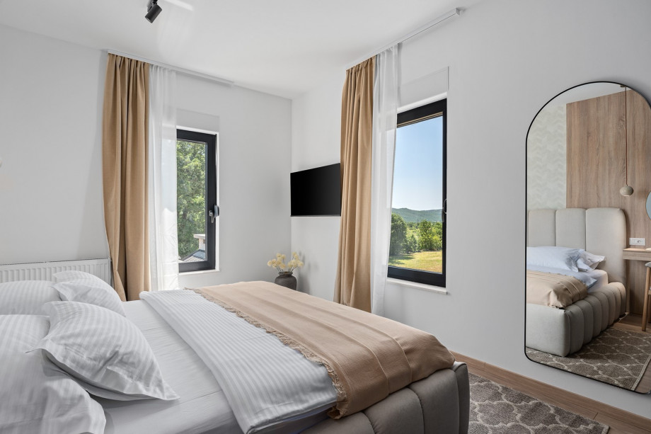 Bedroom No.3 (13sqm): King-size bed (180cm x 200cm), TV, air conditioning