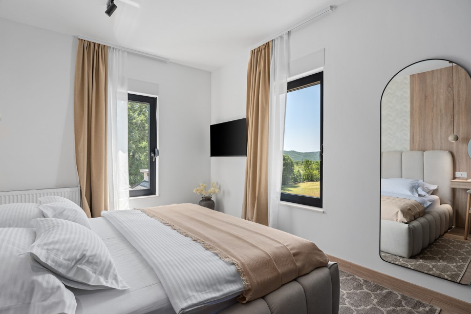 Bedroom No.3 (13sqm): King-size bed (180cm x 200cm), TV, air conditioning