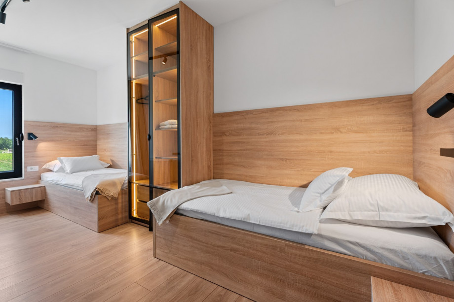 Bedroom 4 (11sqm): Two single beds (90cm x 200cm), TV, air conditioning