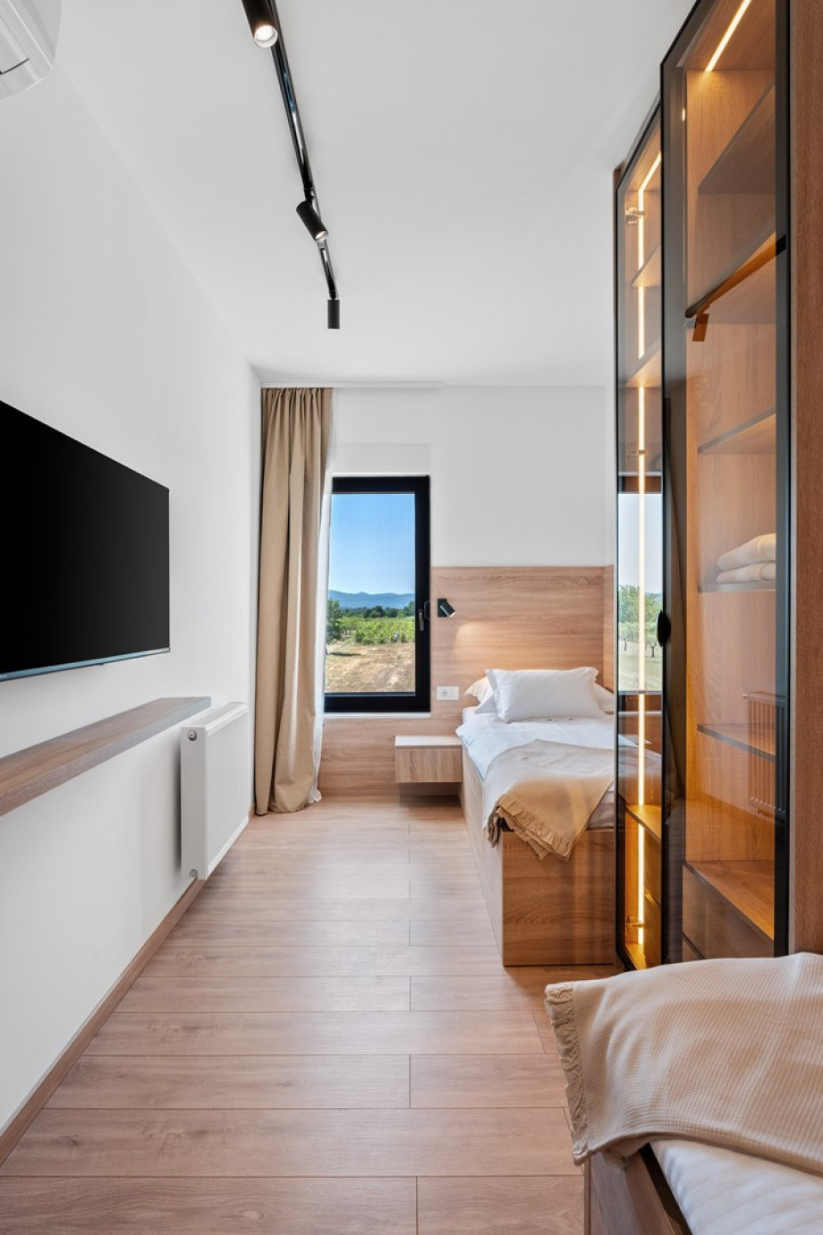 Bedroom No.4 has two single beds measuring 90x200 cm