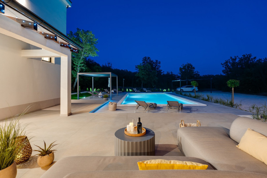 Outdoor lounge corner, a perfect spot to read a book