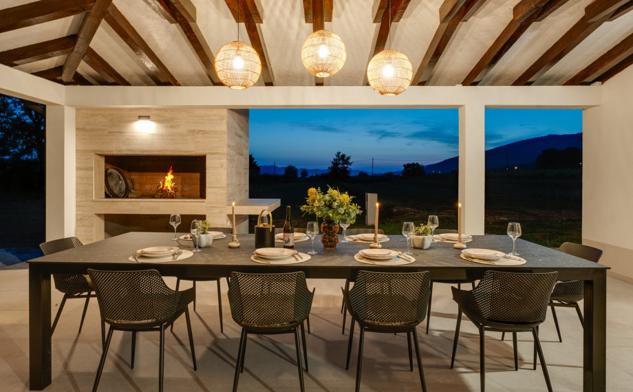 A covered dining area with a barbecue (wood and charcoal) allows for delightful al fresco meals