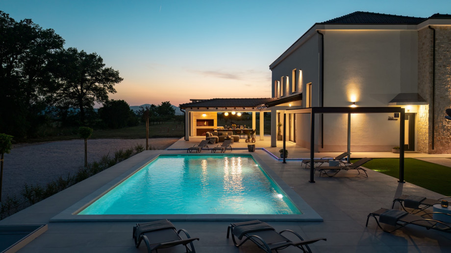 Relax and enjoy a glass of wine on hot summer evenings