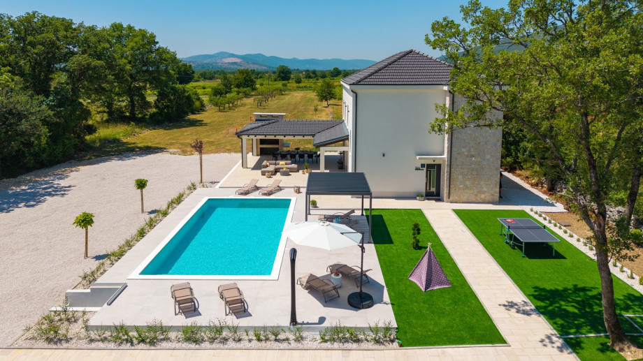 Enjoy your evenings with table tennis, toys for your youngest, and ample grassy areas for children to play