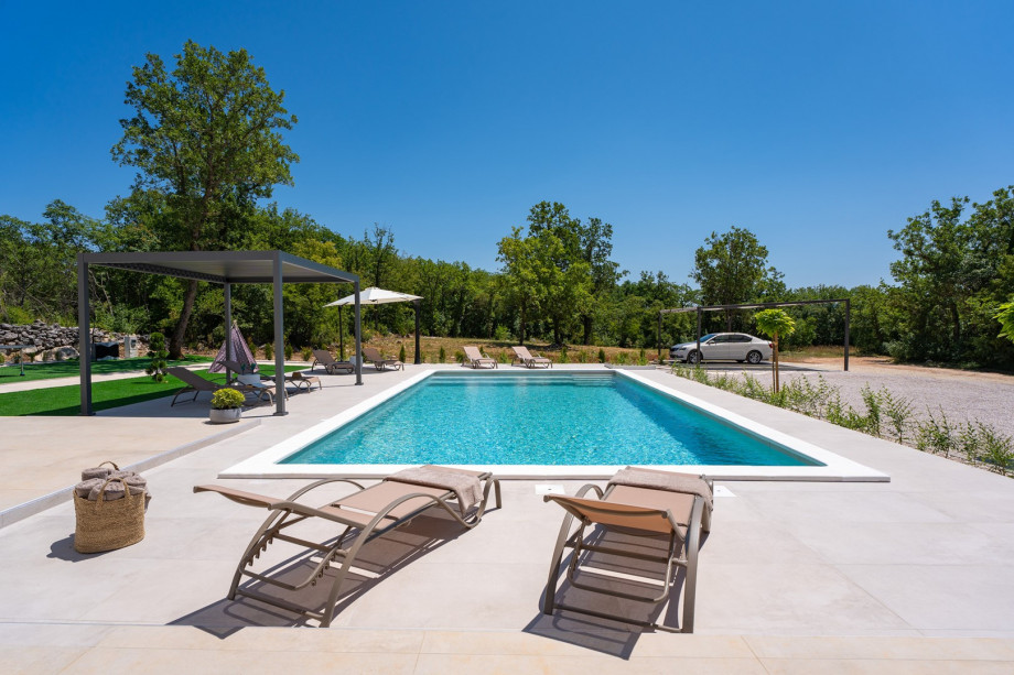 The privacy is secured and the sun deck area is not overlooked