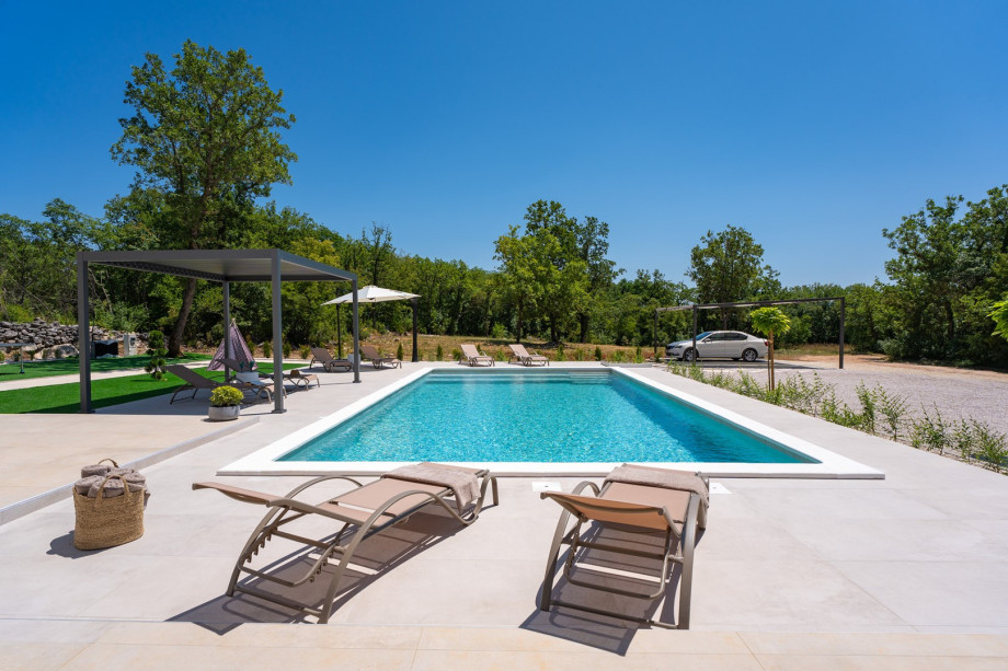 The privacy is secured and the sun deck area is not overlooked