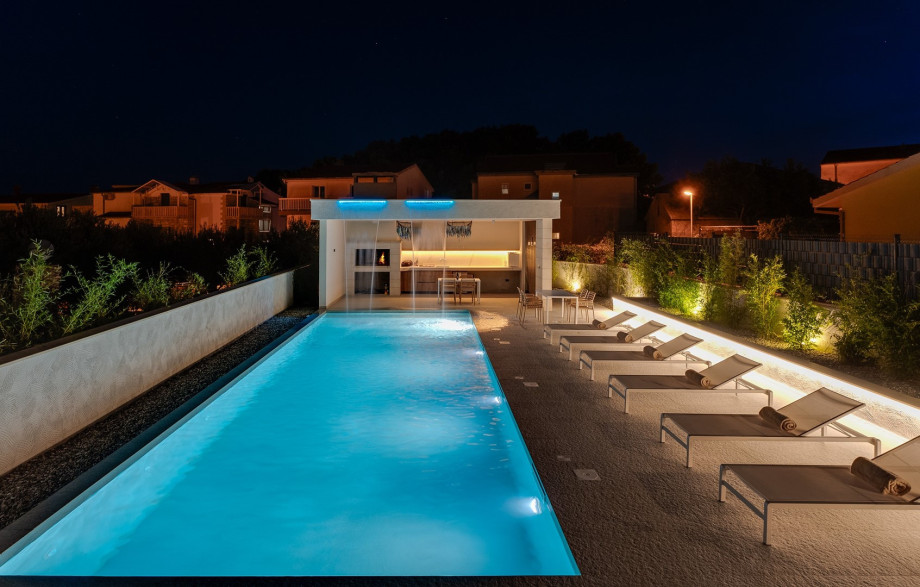 Heated swimming pool measuring 12.5m x 4.5m, complete with hydro-massage and a saltwater electrolysis system