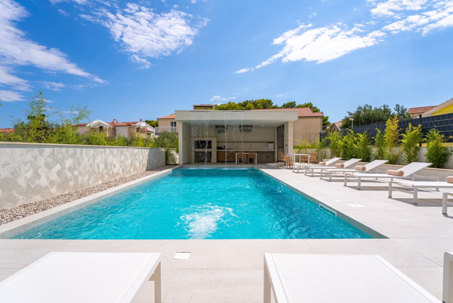 The summer kitchen comes with a covered dining area that comfortably seats up to 22 people