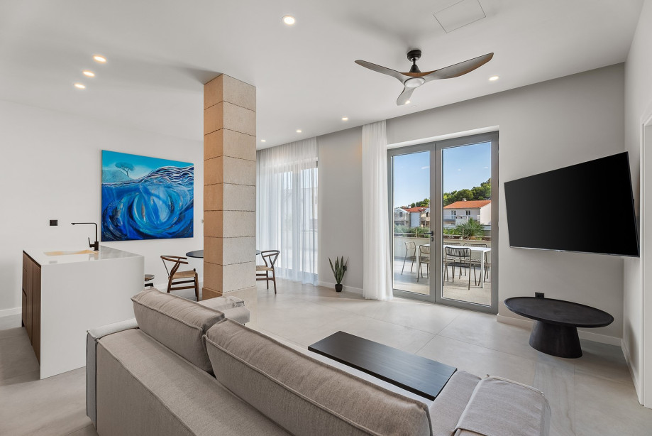 Ground floor offers a spacious living/dining area with fully equipped kitchen ( 37sqm)