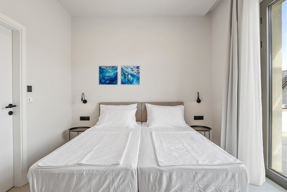 Bedroom NO2 (14sqm) with king-size bed, en-suite bathroom with a shower (7sqm)