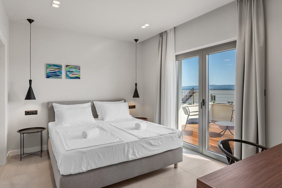 Bedroom NO3 (16 sqm) with king-size bed, walk-in wardrobe, en-suite bathroom with a shower (6sqm)