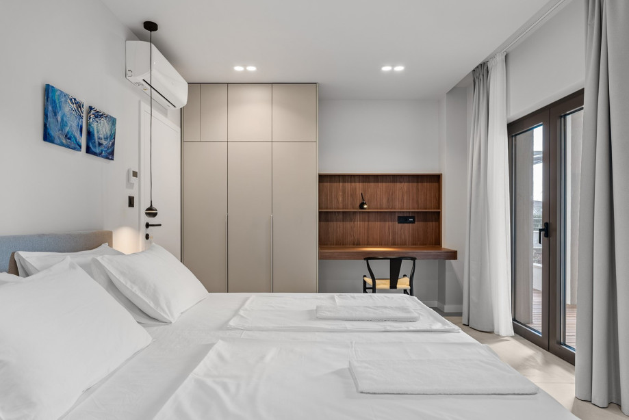 Bedroom NO4 (16sqm) with king-size bed, en-suite bathroom with a shower