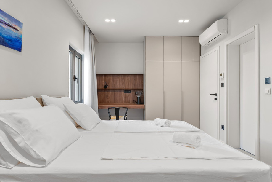 Bedroom NO5 (17sqm) with king-size bed and en-suite bathroom (6sqm) with shower